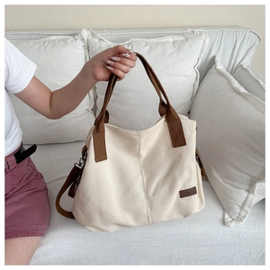 Detailansicht der großen Segeltuch-Tote-Bag mit braunen Riemen und modischem Lederetikett