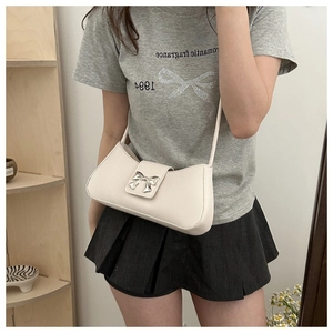 Borsa baguette minimalista bianco crema con fibbia a farfalla argento e tracolla sottile