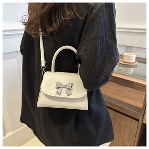 Elegante borsa a tracolla color crema con fiocco e tracolla regolabile in stile lifestyle