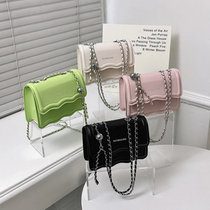 Sacs à bandoulière en quatre couleurs avec bords ondulés et chaînes argentées