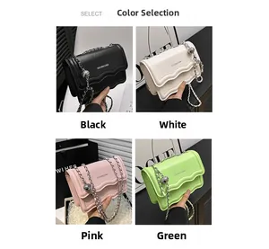 Options de couleur pour sac bandoulière à chaîne en noir, blanc, rose et vert