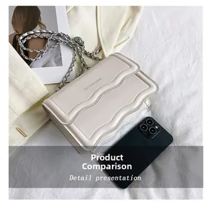Comparaison de taille d'un sac matelassé crème avec chaîne à côté d'un smartphone