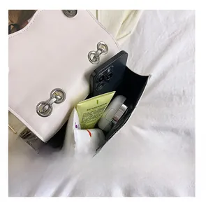 Détail montrant la grande capacité intérieure de ce sac carré à chaîne crème