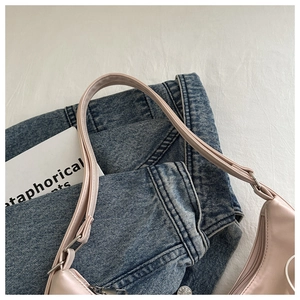 Détail de la bandoulière et texture du sac hobo en similicuir PU rose clair