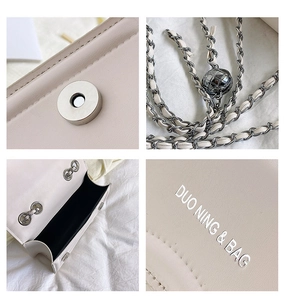 Détails de la boucle magnétique, de la chaîne tressée et de la doublure intérieure du sac