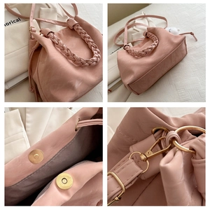 Dettagli della borsa a secchiello rosa con manico intrecciato e chiusura magnetica