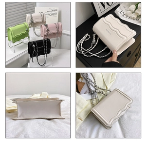 Vues détaillées des sacs à bandoulière à bords ondulés en blanc, vert, rose et noir