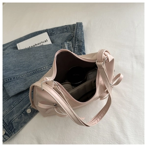 Vue intérieure du sac cabas rose clair à nœud montrant sa grande capacité de rangement