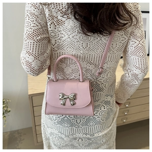 Mini borsa a tracolla rosa con fiocco in metallo argento e texture similpelle