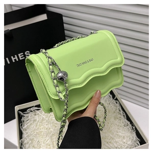 Vue détaillée du sac bandoulière vert citron avec rabat ondulé et chaîne argentée