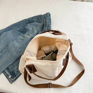 Geräumige beige Canvas-Tragetasche mit braunen Trägern und großem Fassungsvermögen für Alltag