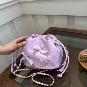 Sac seau violet clair avec nœuds en satin et bandoulière en chaîne dorée chic