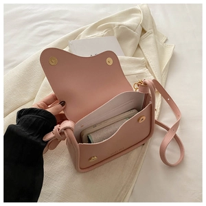 Dettaglio interno della borsa a sella in PU rosa con chiusura magnetica e logo JING PIN