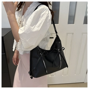 Détails du sac fourre-tout noir plissé avec fermetures éclair et rubans décoratifs