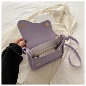 Dettaglio interno borsa a tracolla viola con chiusura magnetica e hardware dorato