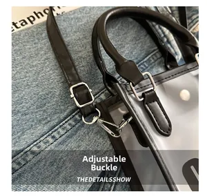 Détail de la boucle argentée ajustable et de la bandoulière du sac cabas transparent