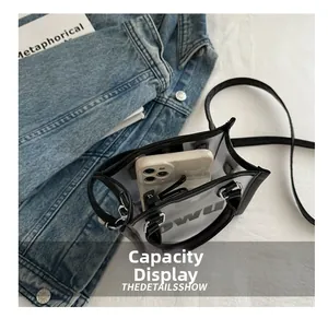 Vue intérieure d'un sac en PVC transparent montrant la capacité pour téléphone et lunettes