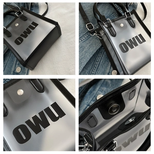 Vue détaillée du petit sac à main givré semi-transparent avec bordure en cuir et logo OWU