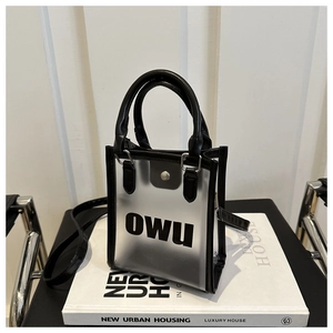 Détail du sac cabas en PVC dépoli transparent avec logo OWU noir et bandoulière