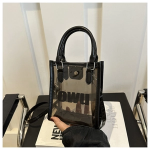 Détail d'un mini sac cabas en PVC noir transparent avec logo OWU et poignée supérieure