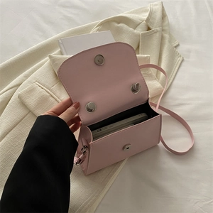 Mini borsa a tracolla rosa pallido con chiusura magnetica e sottile tracolla vista dall'alto