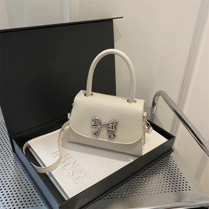 Mini borsa a tracolla quadrata bianco crema con elegante fiocco in metallo argento