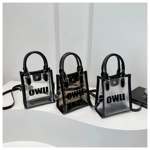 Détail de sacs à main en PVC transparent, noir teinté et blanc givré avec lettrage OWU