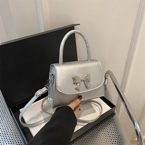 Mini borsa a tracolla argento con decorazione a fiocco e pelle lucida metallizzata