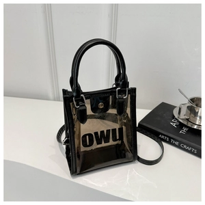 Détail du sac gelée noir transparent en PVC avec imprimé OWU et fermoir métallique