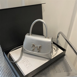 Mini borsa a tracolla argento metallizzato con fiocco in una scatola regalo di lusso