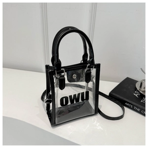 Détail d'un sac en PVC transparent avec lettrage OWU noir et finitions en cuir élégantes