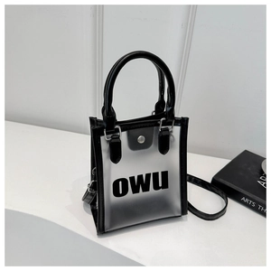 Détail du sac à main en PVC translucide dépoli avec bordure noire et lettrage OWU