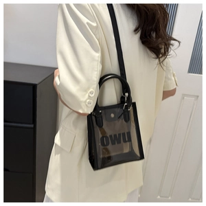 Détail du sac cabas en PVC noir translucide avec logo OWU et poignée en cuir