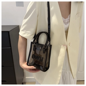 Détail du sac gelée noir transparent avec logo OWU et bandoulière amovible réglable