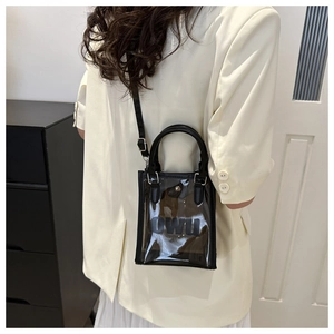 Sac transparent en PVC minimaliste avec liseré noir et imprimé OWU sur l'épaule