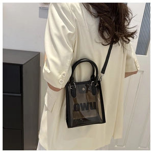 Vue arrière d'un mannequin portant un sac bandoulière en PVC marron transparent OWU