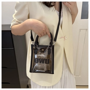 Détail du sac gelée en PVC transparent gris fumé avec impression de lettres OWU noires