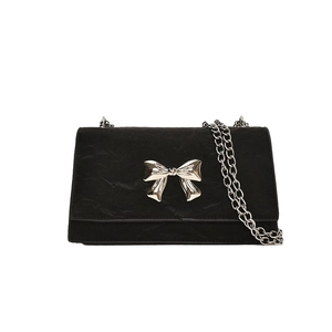 Sac carré noir minimaliste avec texture plissée et chaîne à nœud métallique argent
