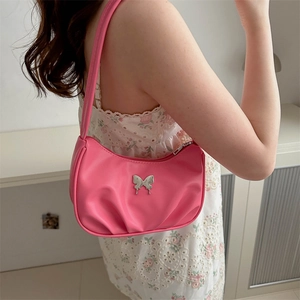 Sac hobo rose en similicuir avec emblème papillon argenté et base plissée élégante