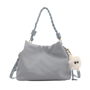 Borsa tote blu-grigia con manici intrecciati, ciondolo soffice e tracolla lunga