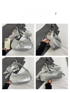 Vues détaillées du sac demi-lune argenté avec bandoulière réglable et fini métallique