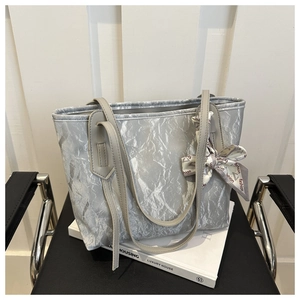 Silberne Metallic-Tote-Tasche mit Faltenstruktur und dekorativem Modeseidenschal-Detail
