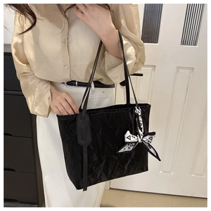 Elegante schwarze Falten-Tragetasche mit Seidenschal-Band und Ledergriffen für den Alltag