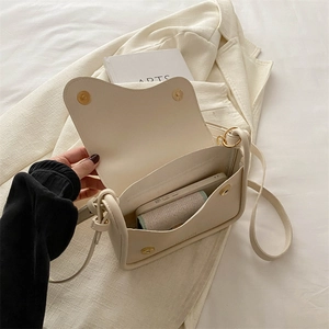 Elegante borsa a tracolla beige da donna con chiusura a patta e bottone magnetico