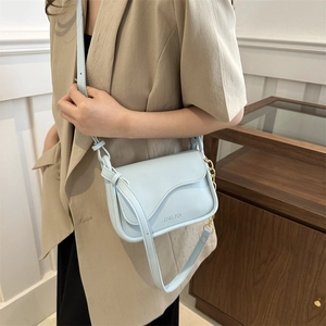 Borsa a tracolla minimalista in pelle PU azzurra con patta asimmetrica e catena dorata