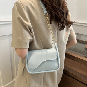 Piccola borsa a tracolla azzurra in pelle PU con design a onde e catena dorata