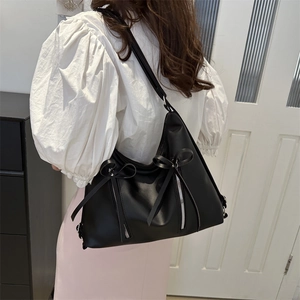 Sac bandoulière demi-lune noir à nœuds et fermetures éclair argentées pour femmes