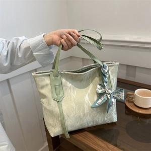 Damen Plissierte PU Leder Tragetasche Große Kapazität Pendler Schultertasche Mit Dekorativem Satinnschal Mode Lässig