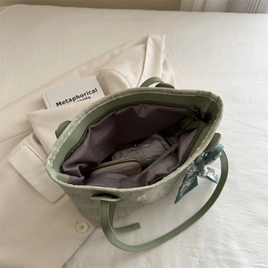 Große grüne Tote Bag mit Wolken-Textur und Seidenschal für Freizeit und Uni-Alltag