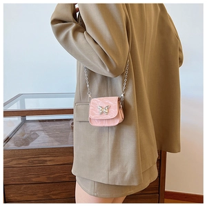 Détail du mini sac bandoulière rose avec papillon argenté et bandoulière chaîne